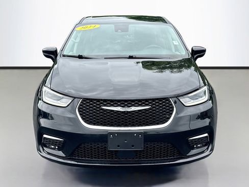 Used 2024 Chrysler Pacifica Touring-L FWD image 2