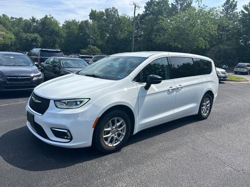 Used 2024 Chrysler Pacifica Touring-L FWD image 7
