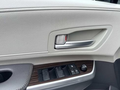Used 2024 Toyota Sienna XLE FWD image 20