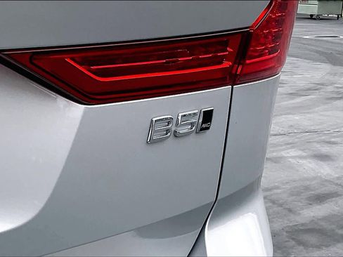 Used 2025 Volvo XC60 B5 Core w/ Climate Package image 11