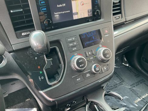 Used 2015 Toyota Sienna SE w/ SE Preferred Package FWD image 18
