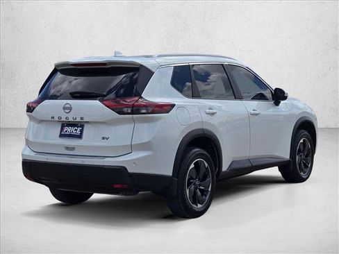 Used 2024 Nissan Rogue SV w/ SV Premium Package image 3