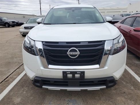 Used 2025 Nissan Pathfinder SL image 2