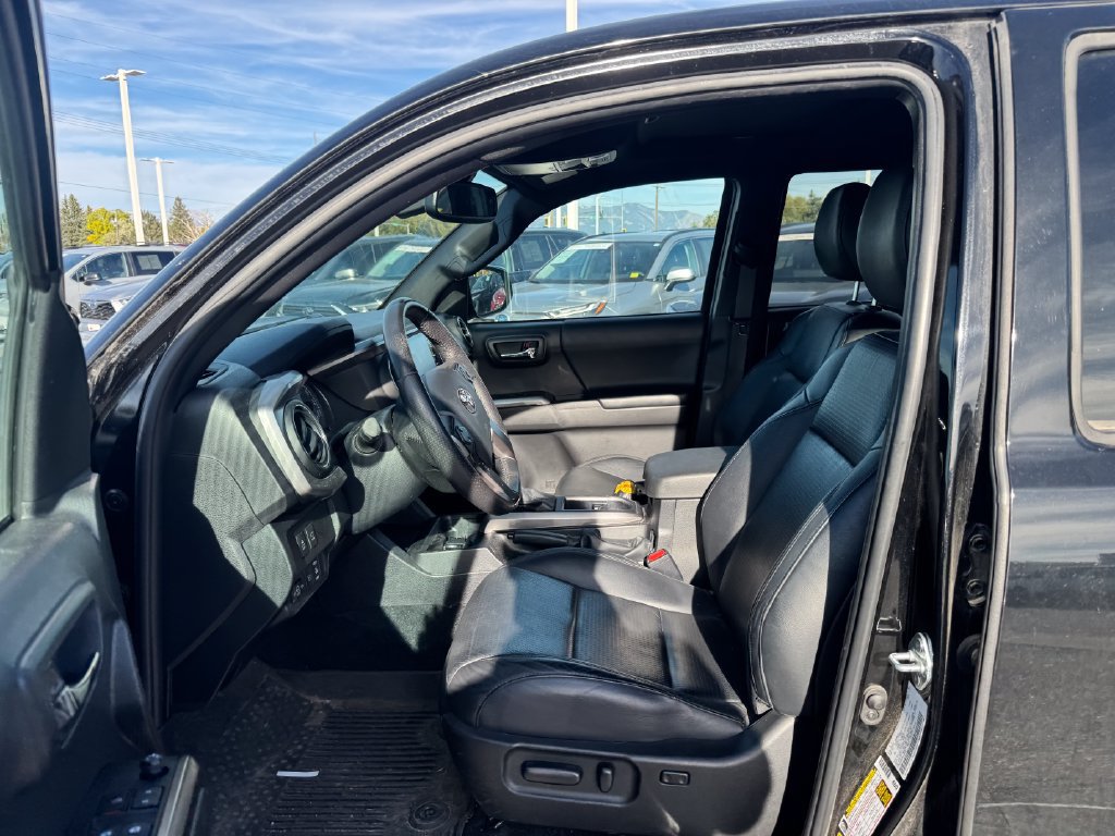 Used 2023 Toyota Tacoma Limited AWD/4WD image 5