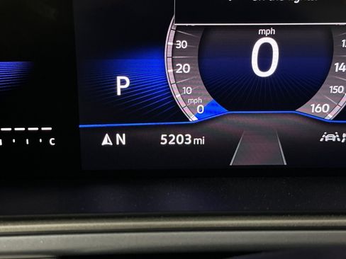 Used 2025 Volkswagen Taos SE w/ Panoramic Sunroof Package FWD image 24