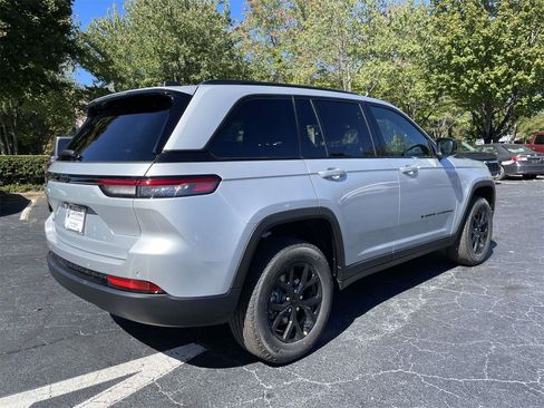 New 2025 Jeep Grand Cherokee Altitude image 9