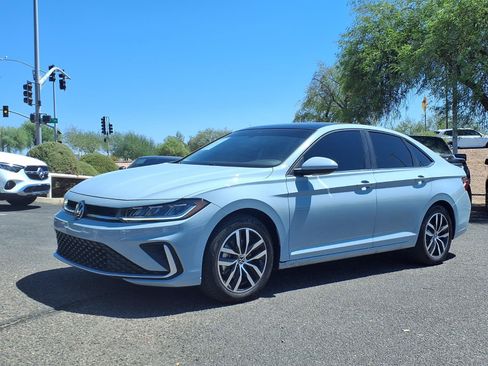 Used 2025 Volkswagen Jetta SE FWD image 10