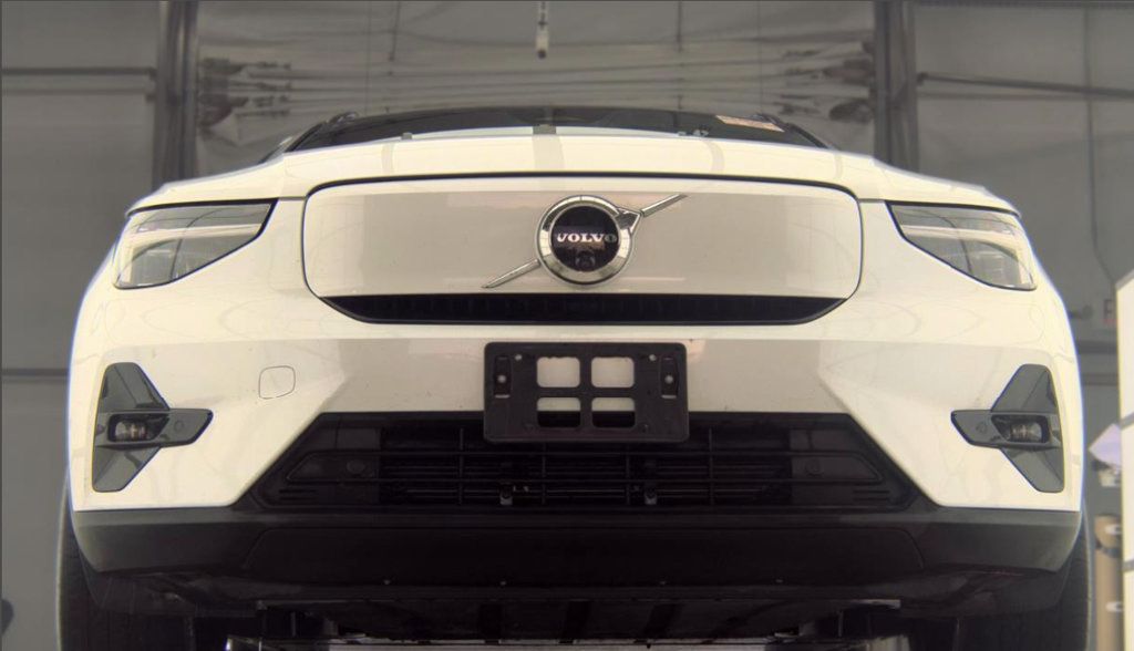 Used 2023 Volvo XC40 Recharge Plus w/ Protection Package Premier AWD/4WD image 4