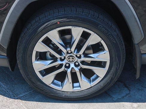 Used 2021 Toyota RAV4 XLE Premium FWD image 8