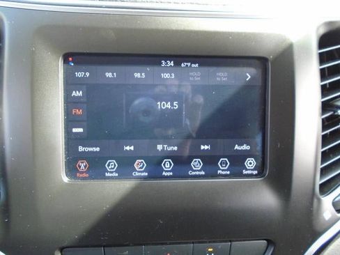 Used 2021 Jeep Cherokee Latitude Plus AWD/4WD image 11