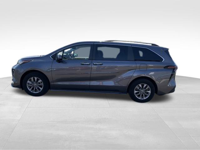 Used 2023 Toyota Sienna XLE AWD/4WD image 4