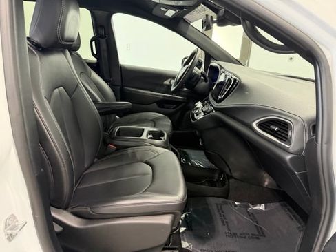 Used 2026 Chrysler Pacifica Select FWD image 23