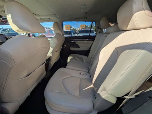 Used 2020 Toyota Highlander Limited image 11
