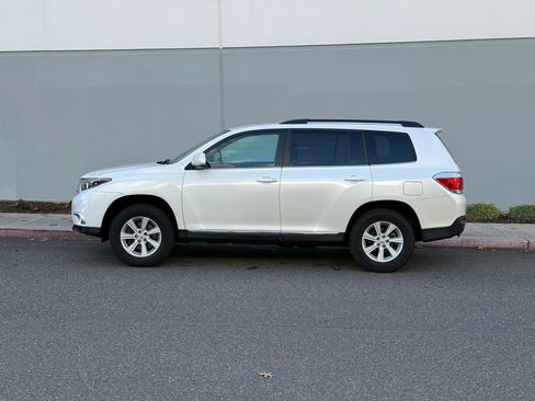 Used 2013 Toyota Highlander Plus image 2