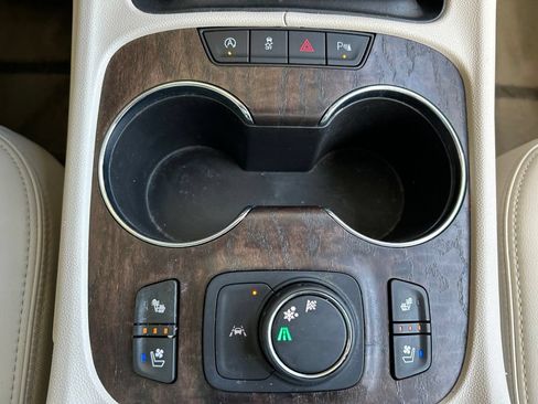 Used 2022 GMC Acadia Denali w/ Denali Ultimate Package FWD image 22