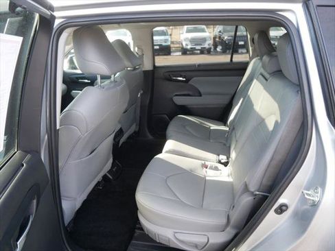 Certified 2023 Toyota Highlander XLE image 11