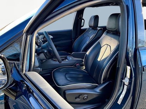Used 2025 Chrysler Pacifica Limited image 15