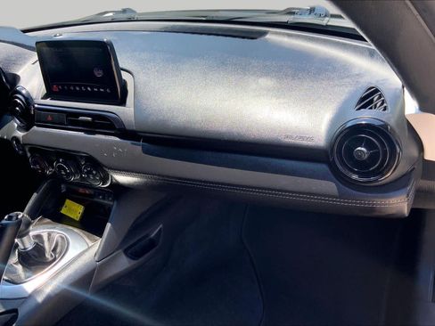 Used 2021 MAZDA MX-5 Miata Club RWD image 16