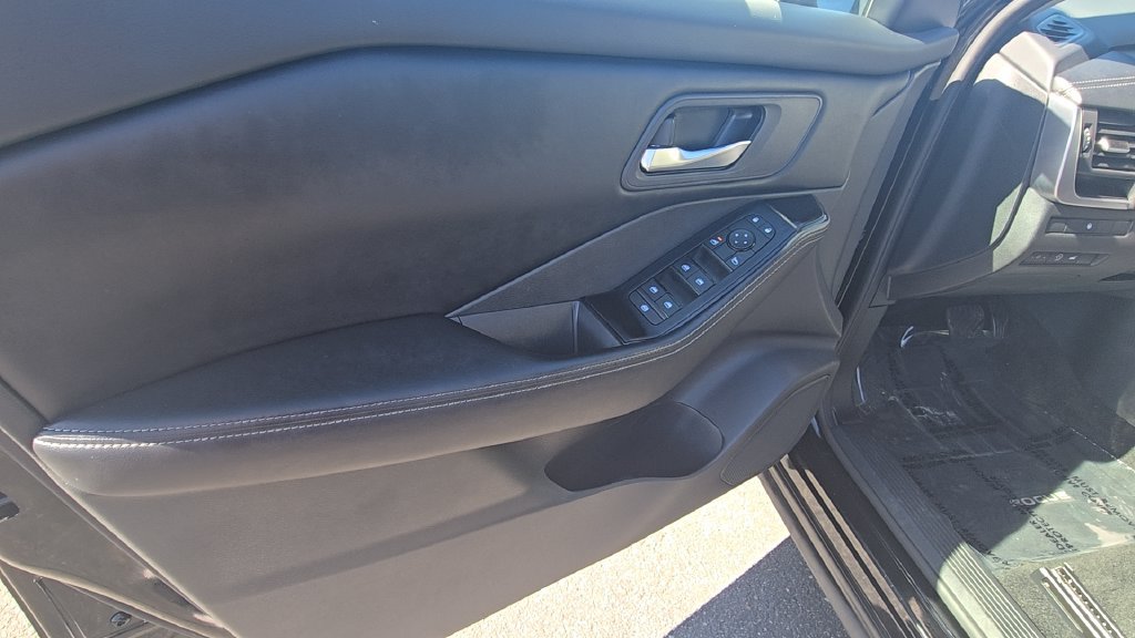 Used 2025 Nissan Rogue SV AWD/4WD image 9