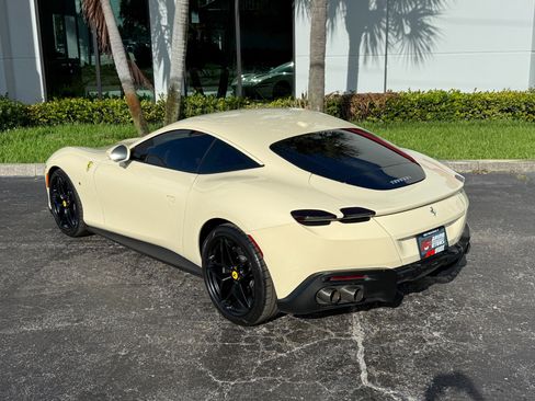 Used 2022 Ferrari Roma RWD image 17