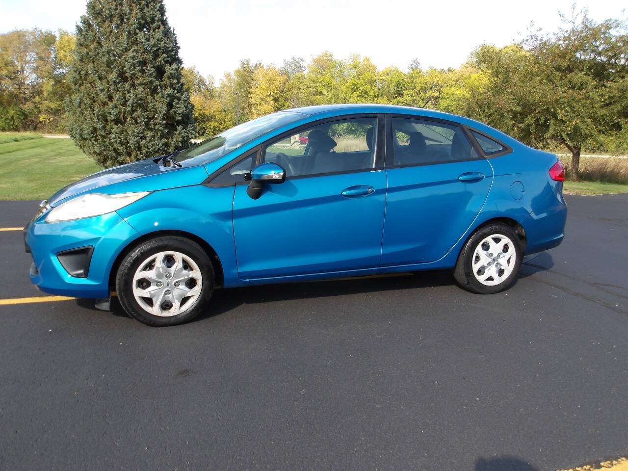 Used 2013 Ford Fiesta SE FWD image 1