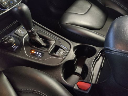 Used 2019 Jeep Cherokee Latitude Plus w/ Comfort/Convenience Group AWD/4WD image 26