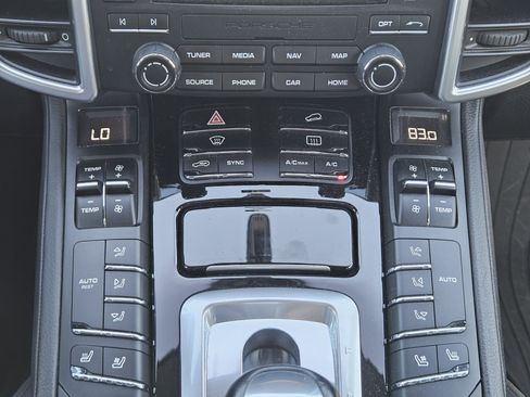 Used 2017 Porsche Cayenne Platinum Edition image 19