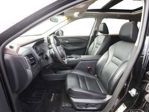 Used 2023 Nissan Rogue SV w/ SV Premium B Package image 2