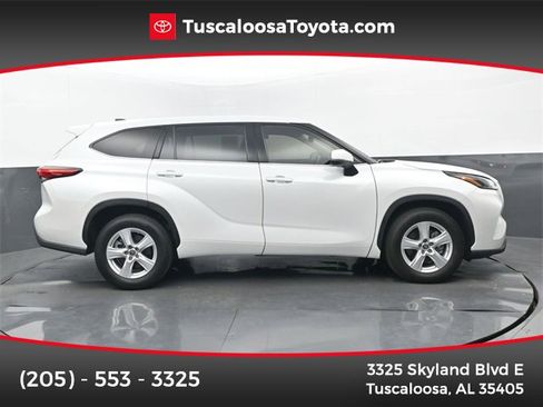 Used 2022 Toyota Highlander LE image 1