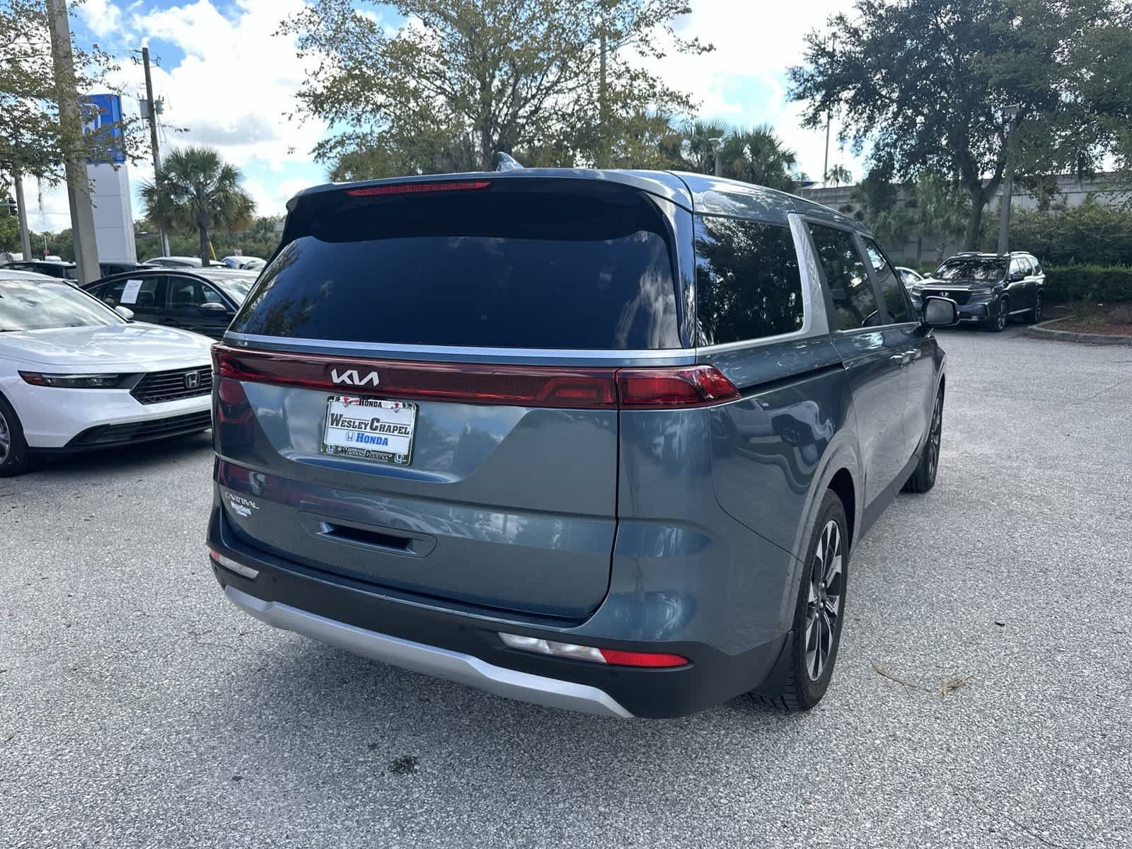 Used 2024 Kia Carnival EX FWD image 6