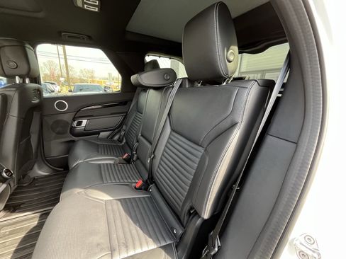 Used 2025 Land Rover Discovery S image 33