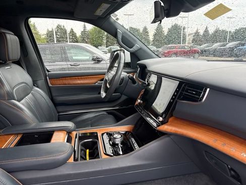 Used 2022 Jeep Grand Wagoneer Series II AWD/4WD image 7