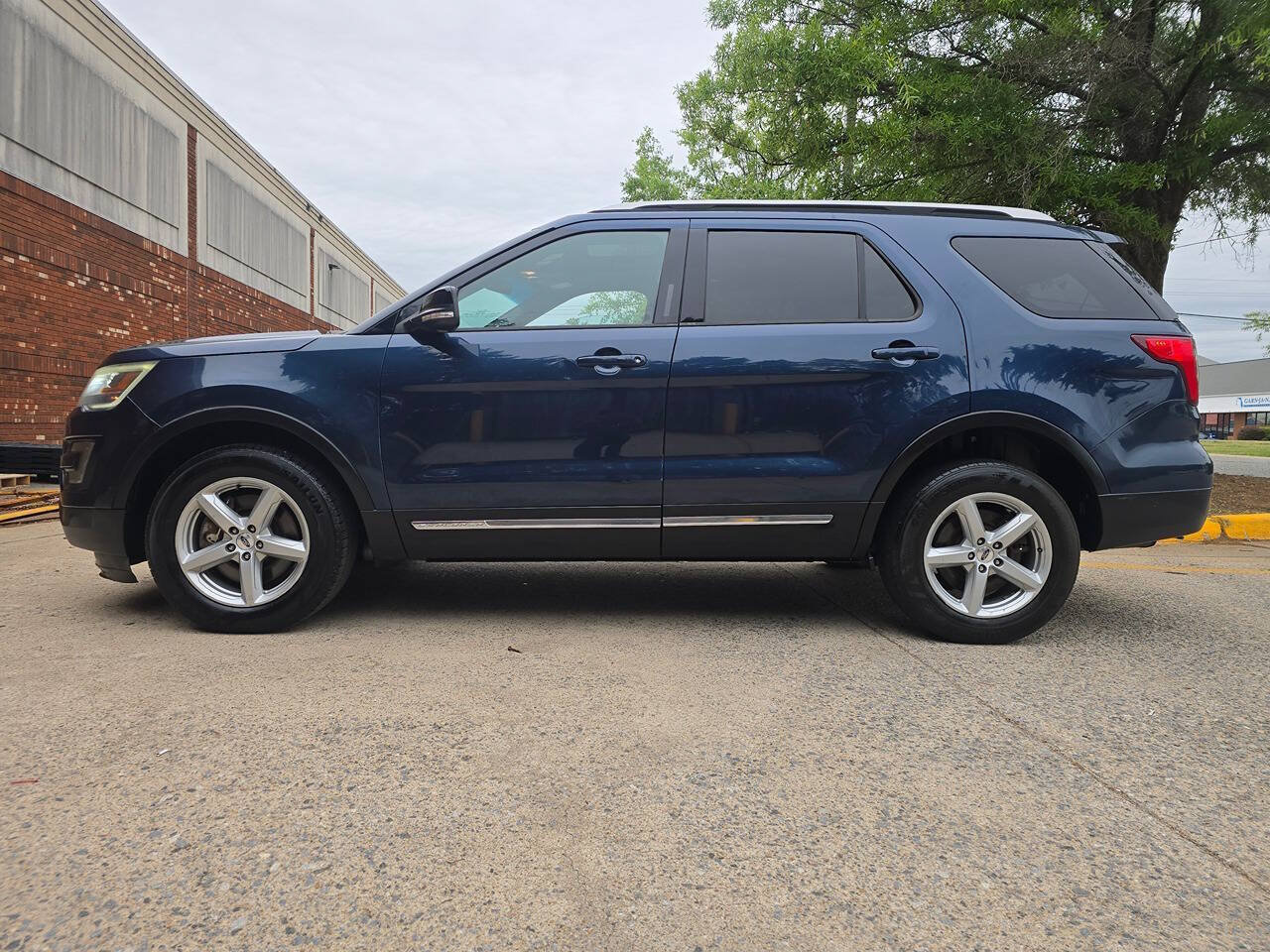 Used 2016 Ford Explorer XLT w/ Equipment Group 202A AWD/4WD image 4