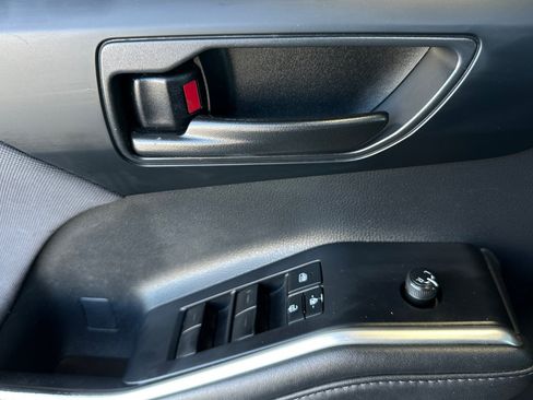 Used 2022 Toyota Highlander LE FWD image 10