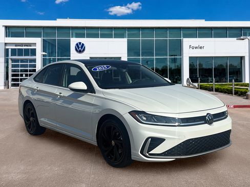 Used 2025 Volkswagen Jetta SE FWD image 3