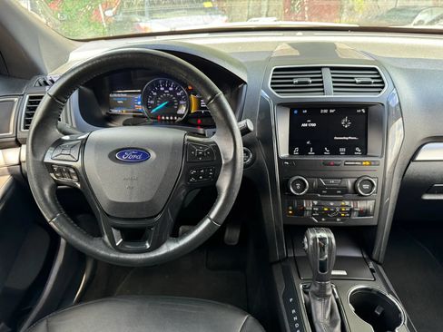 Used 2018 Ford Explorer XLT w/ Equipment Group 202A FWD image 15