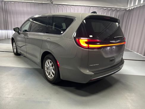 Used 2023 Chrysler Pacifica Touring-L FWD image 5