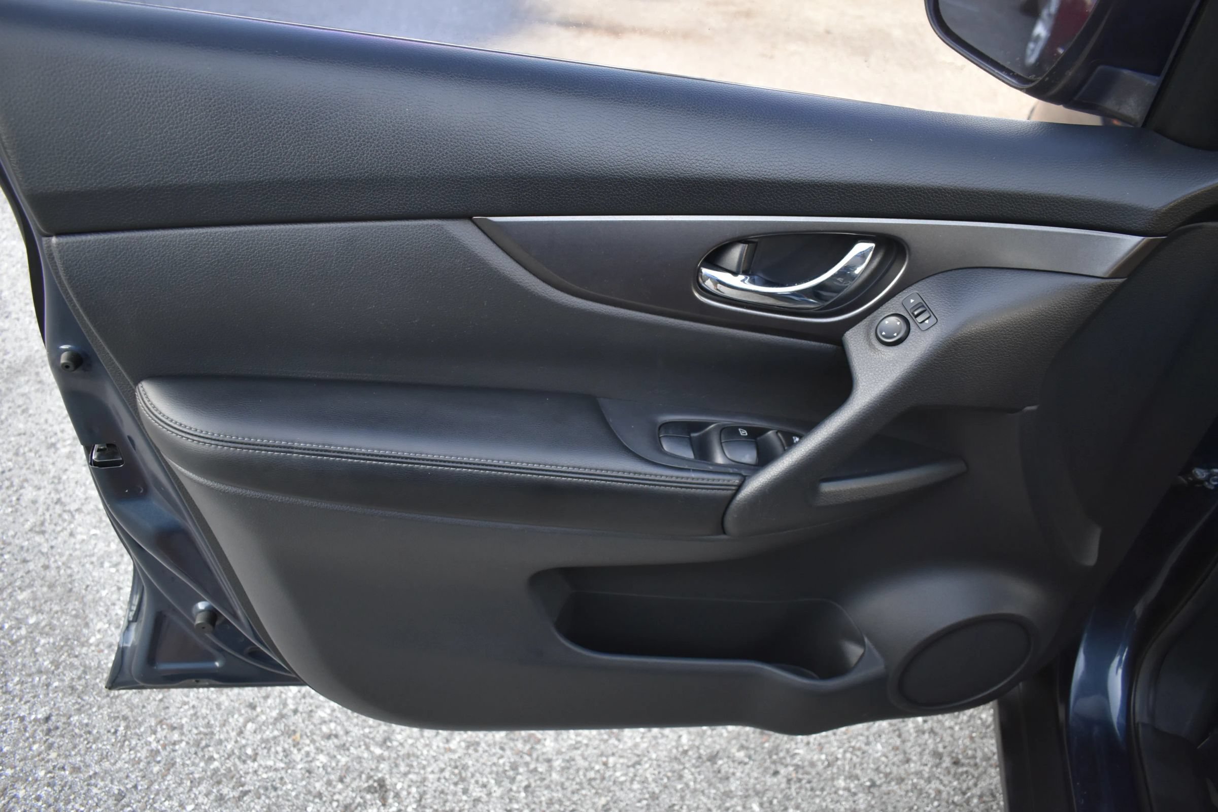 Used 2015 Nissan Rogue SV FWD image 11