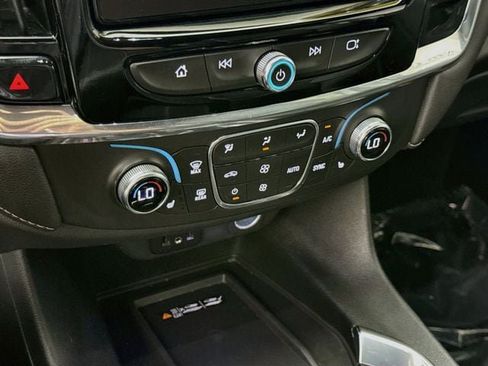 Used 2023 Chevrolet Traverse LT FWD image 16