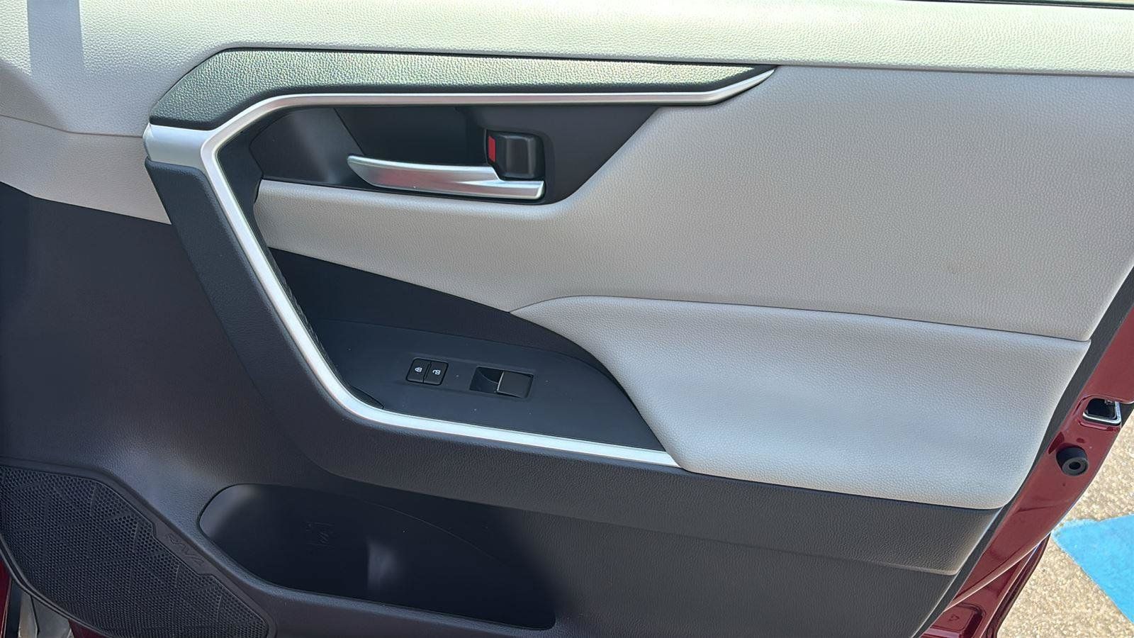 Used 2019 Toyota RAV4 XLE Premium FWD image 24