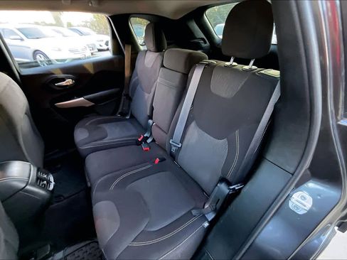 Used 2017 Jeep Cherokee Latitude w/ Safety/Convenience Group image 19