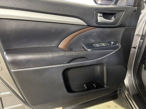 Certified 2017 Toyota Highlander XLE w/ Carpet Mat Package image 17