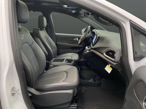 New 2026 Chrysler Pacifica Select w/ S Appearance Package FWD image 31