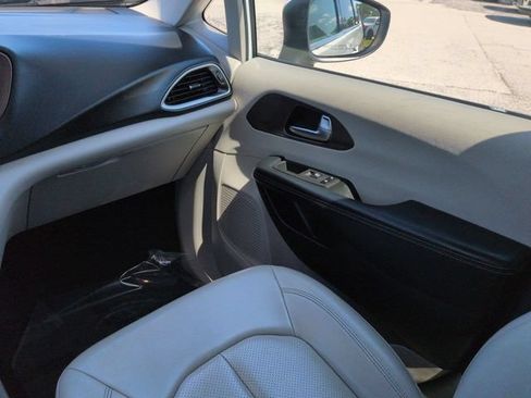Used 2021 Chrysler Voyager Lxi FWD image 16