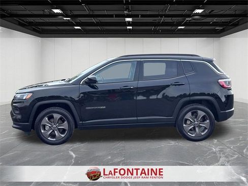 Used 2022 Jeep Compass Latitude image 2