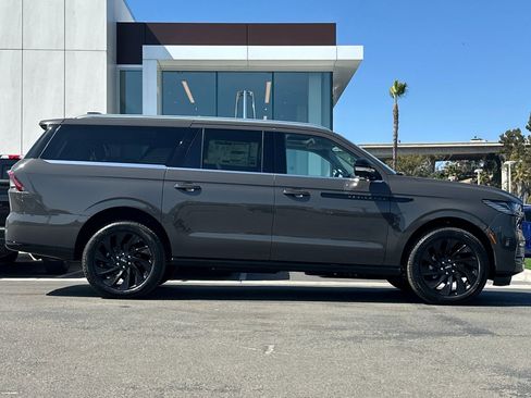 New 2026 Lincoln Navigator L Black Label AWD/4WD image 2