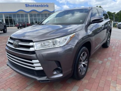Used 2018 Toyota Highlander LE FWD image 1