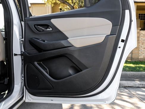 Used 2023 Chevrolet Traverse Premier image 58