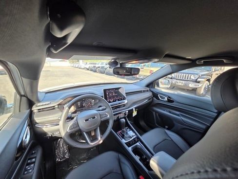 New 2026 Jeep Compass Latitude image 18