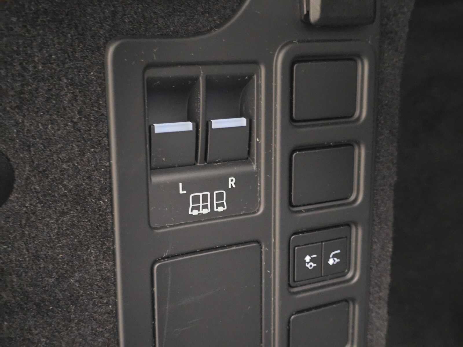 Used 2025 Land Rover Discovery S AWD/4WD image 15